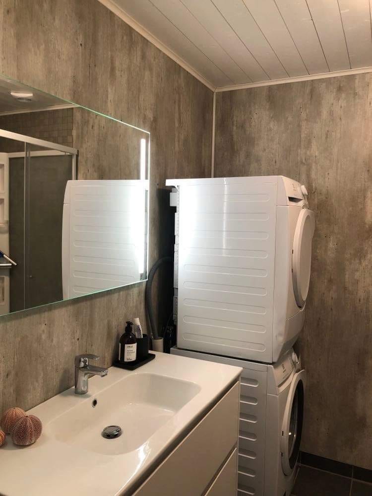 Bad med vaskemaskin og tørketrommel Galleribilde