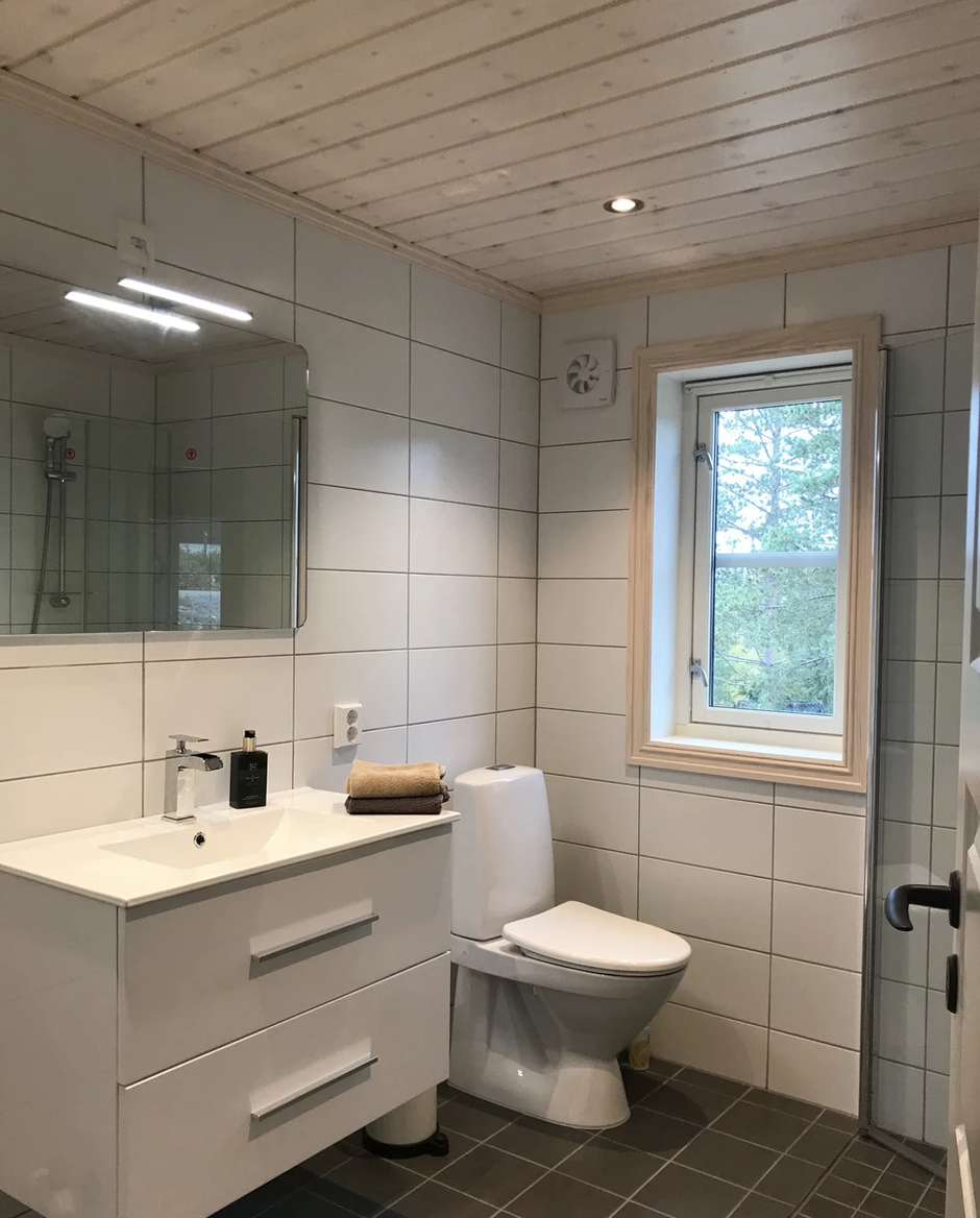 Hytta har to bad med dusj og toalett Galleribilde