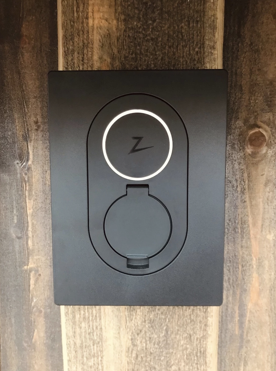 Elbil lader tilgjengelig Galleribilde