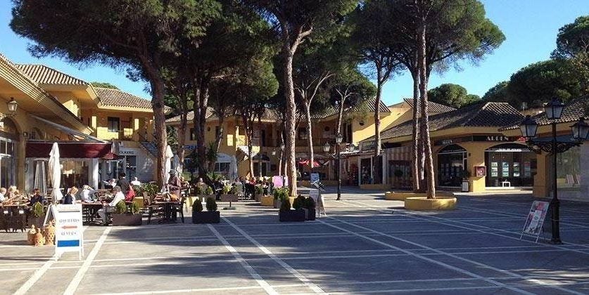 Gå til Elviria sentrum og nyt de mange service tjenestene (frisør, hudpleie, lege, apotek), matbutikker, bakeri, marked og restauranter Galleribilde