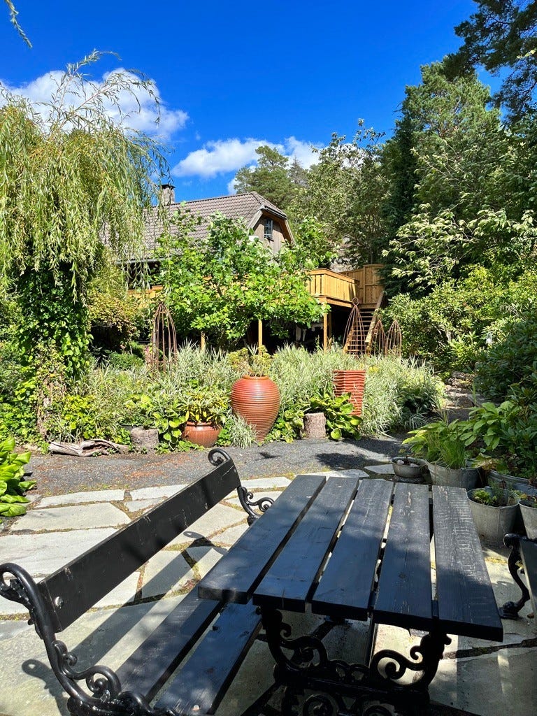 Opparbeidet sitteplass i hage Galleribilde