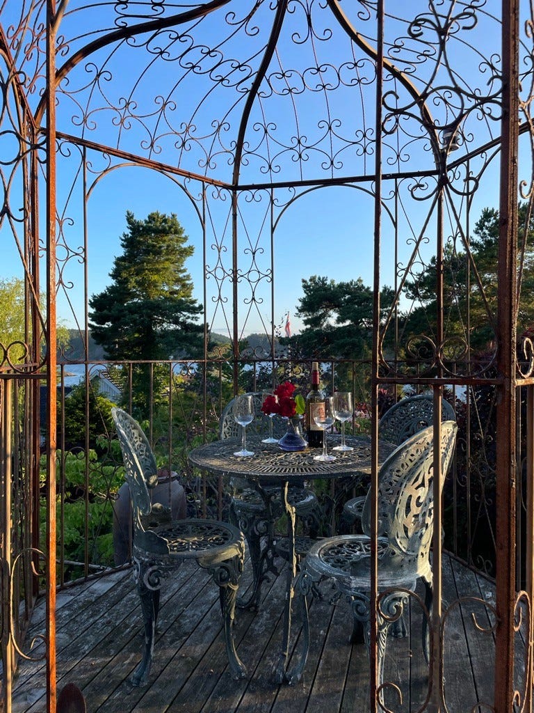 Opparbeidet sitteplass i hage Galleribilde