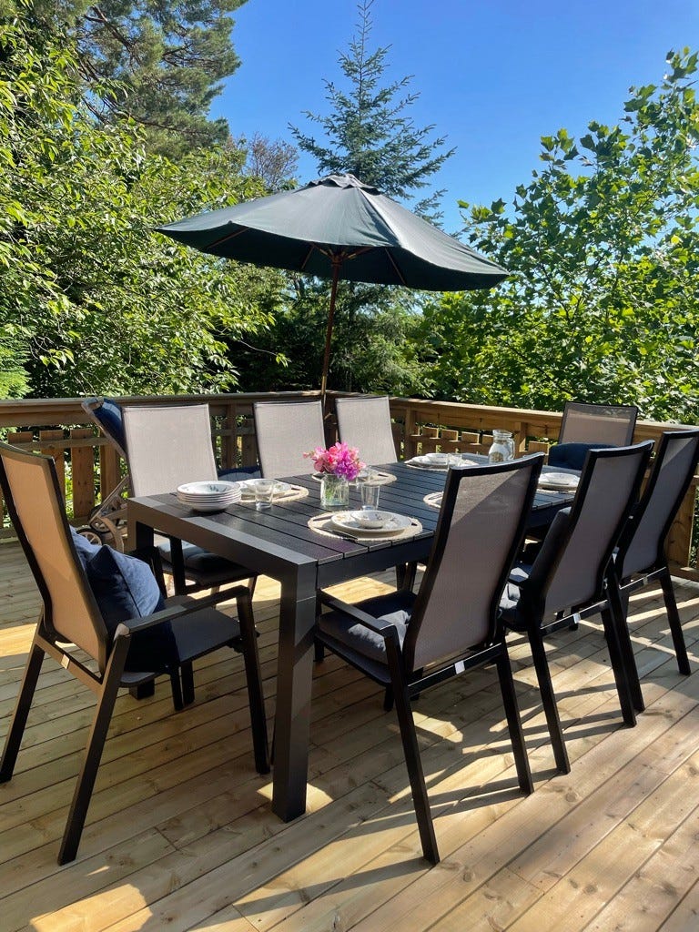 Terrasse med grill og spisebord til 10 Galleribilde