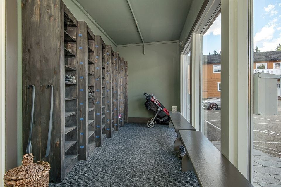 Skorom. Utesko settes igjen ved inngangspartiet Galleribilde