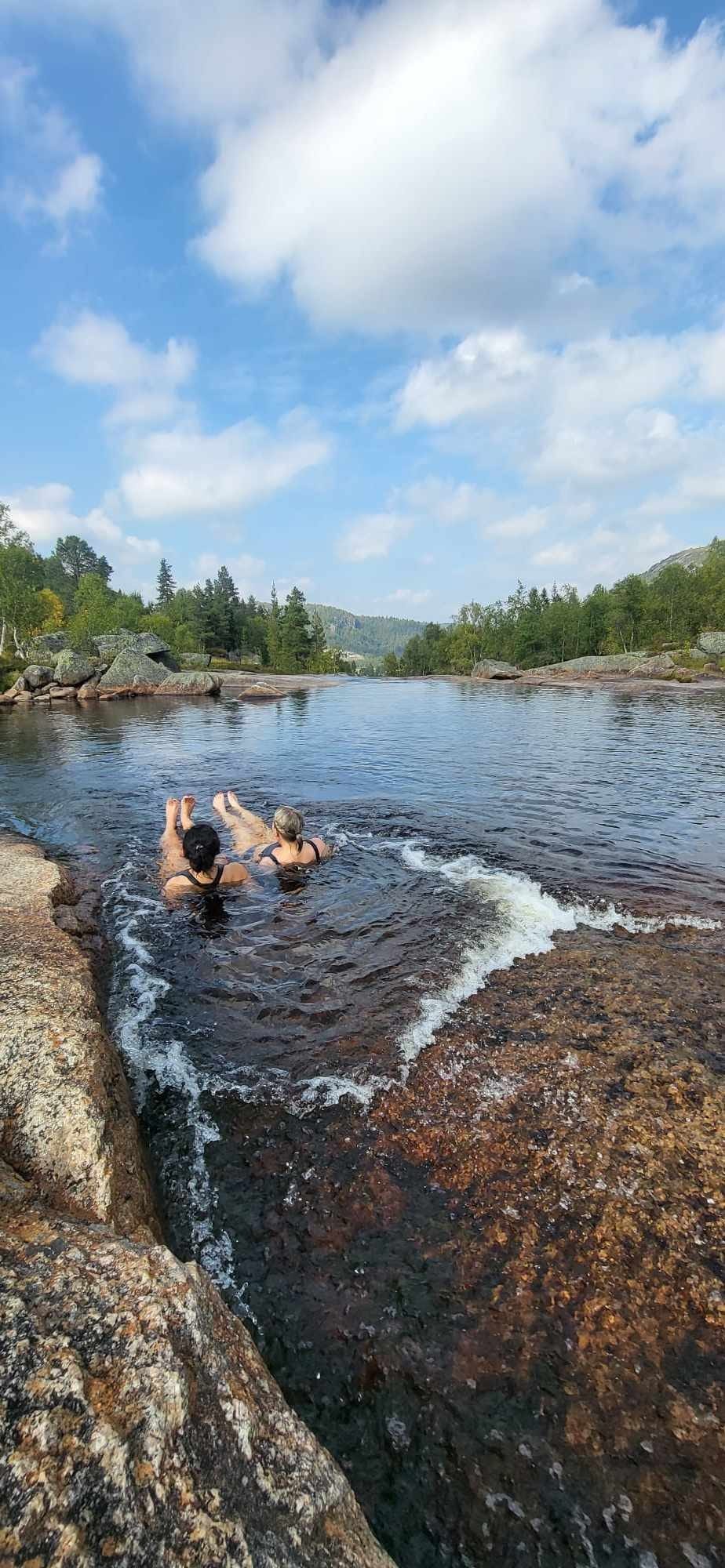 Nydelig badeplass rett nedenfor hytten - den er magisk Galleribilde