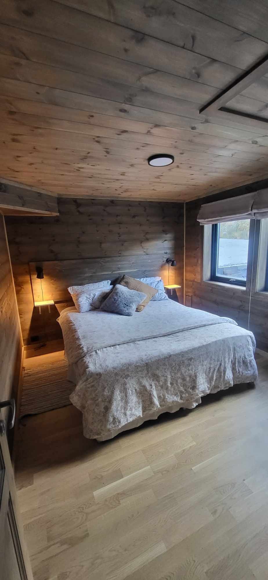 Stort soverom oppe med dobbeltseng og plass til barneseng Galleribilde