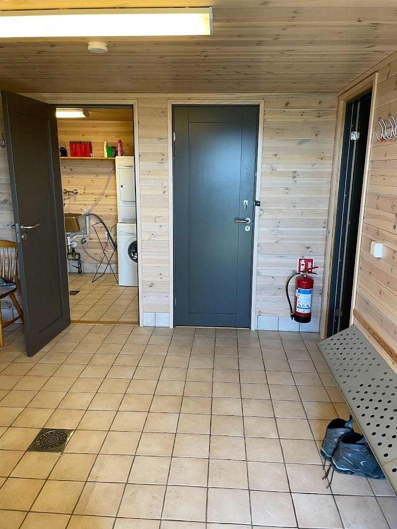 Inngang teknisk rom m/vaskemaskin og tørketrommel og ekstra kjøl/frys Galleribilde