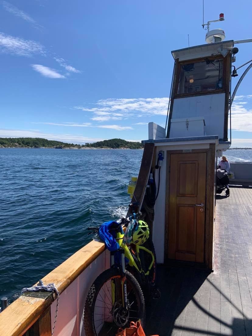 Ferja går fra Øysang til Risør sentrum med div stopp Galleribilde