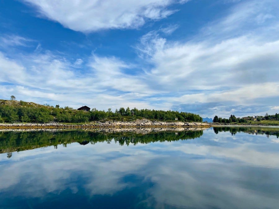 100 m ned til sjøen med både svaberg og hvit sandstrand Galleribilde
