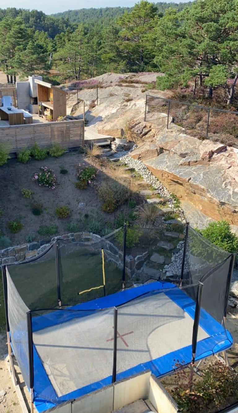 Stor proff trampoline utenfor huset Galleribilde