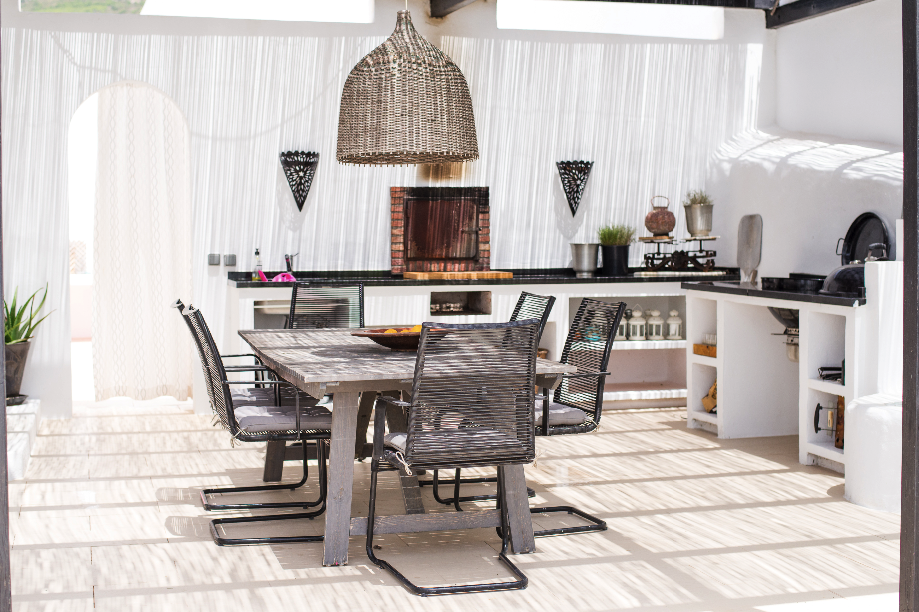 Utekjøkken med grill og vedfyrt pizzaovn Galleribilde