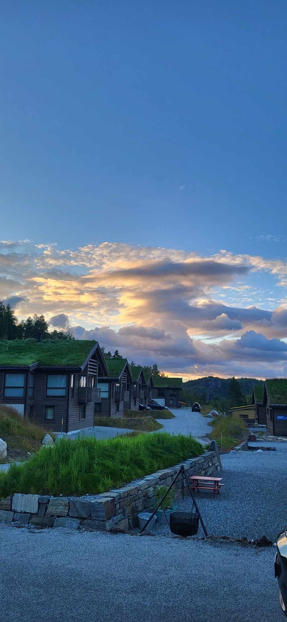 Utsikt fra gårdsrom inn mot hyttefelt Galleribilde