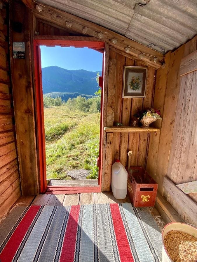 Norges koseligste utedo med vidunderlig utsikt Galleribilde