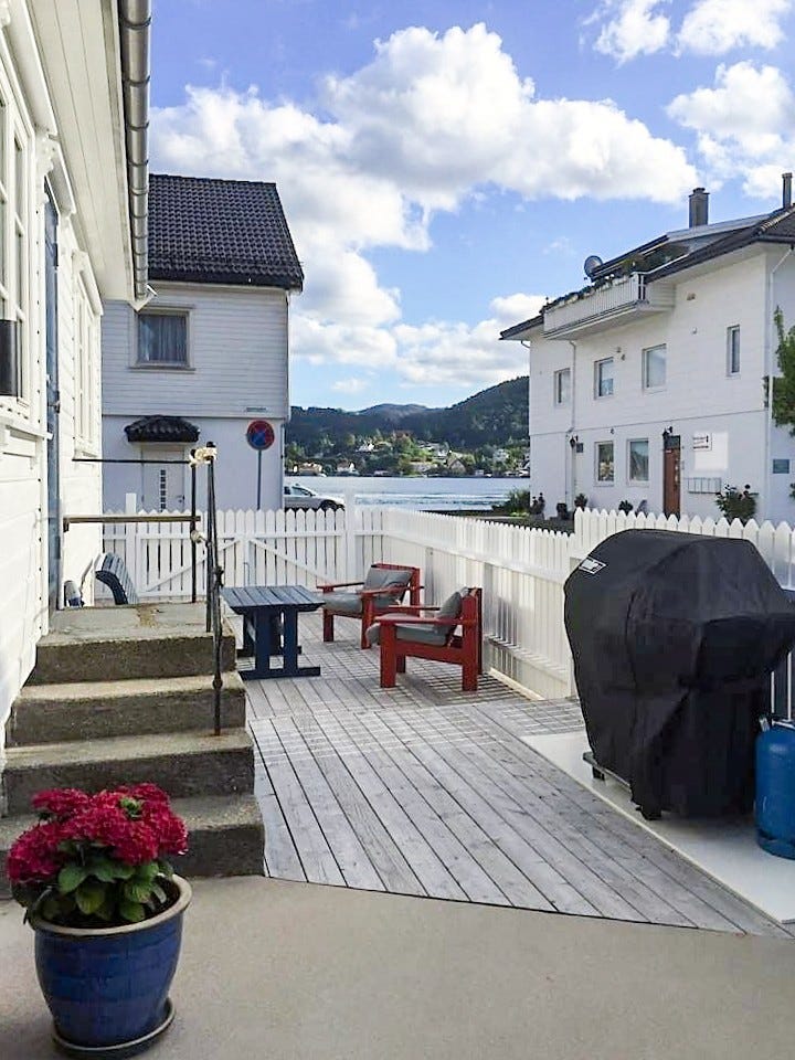 Uteplass foran huset med utsikt over fjorden Galleribilde