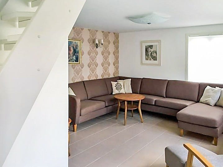 Romslig stue med apple tv og fiber internett Galleribilde