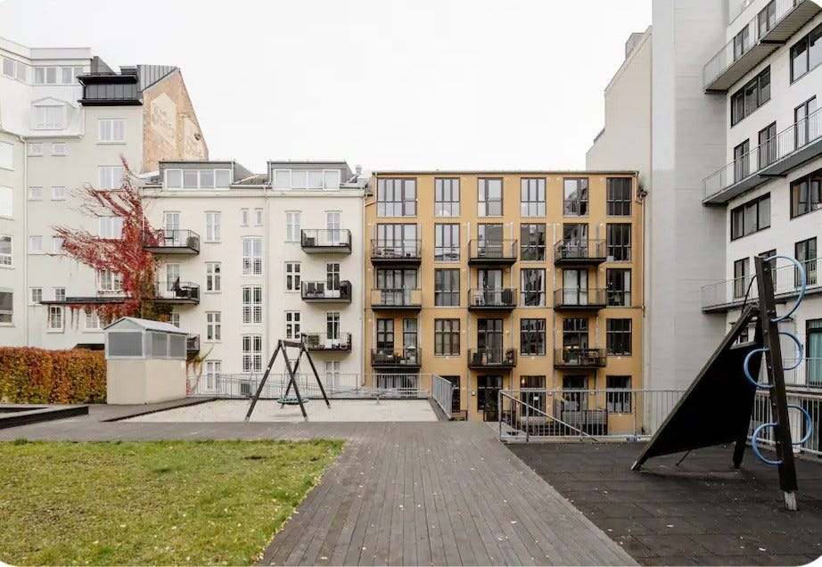 Bakgård Galleribilde