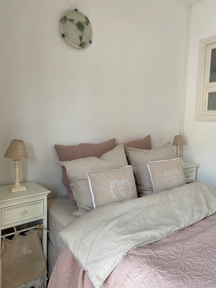 Soverom 1 med god dobbelseng Galleribilde