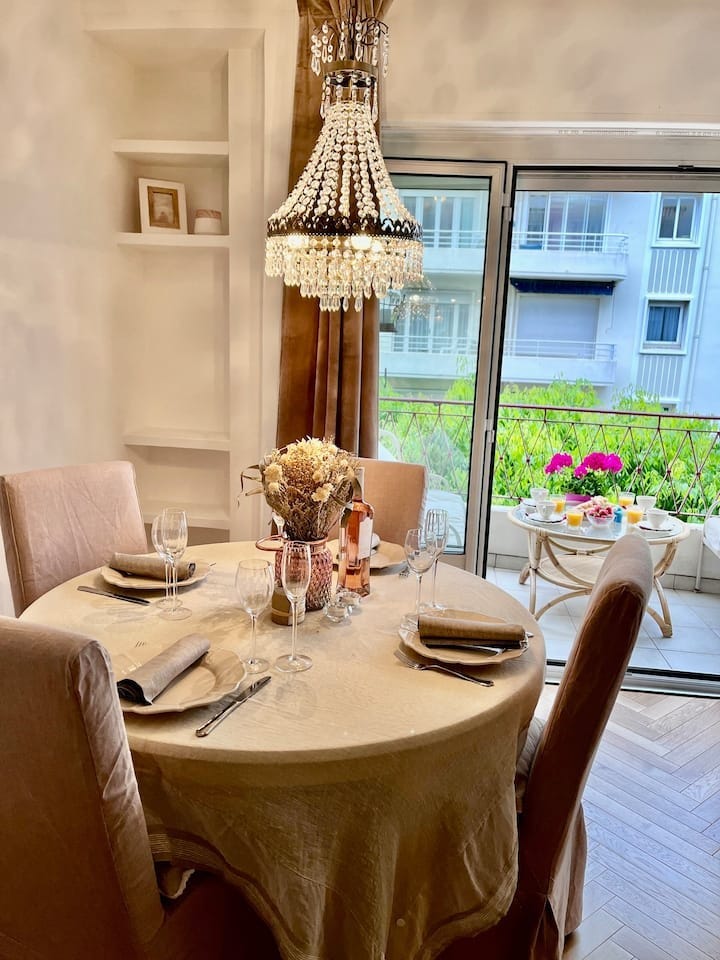 Nyt et godt måltid i spisestuen Galleribilde