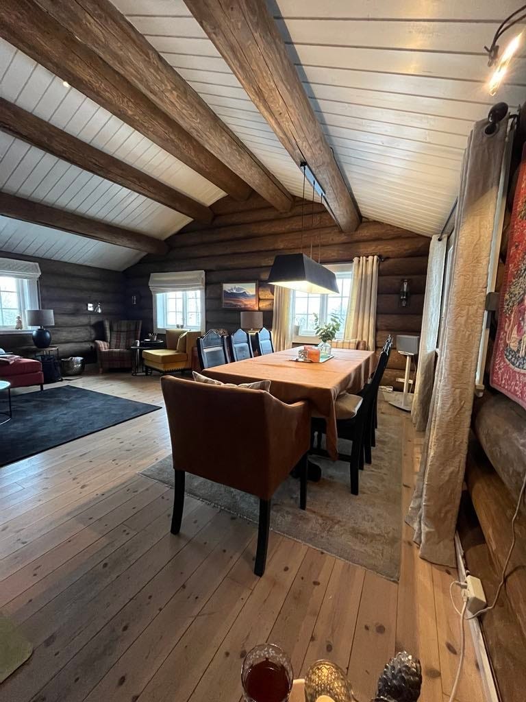 God spiseplass til 8 som liker å sitte lenge ved bordet. Galleribilde