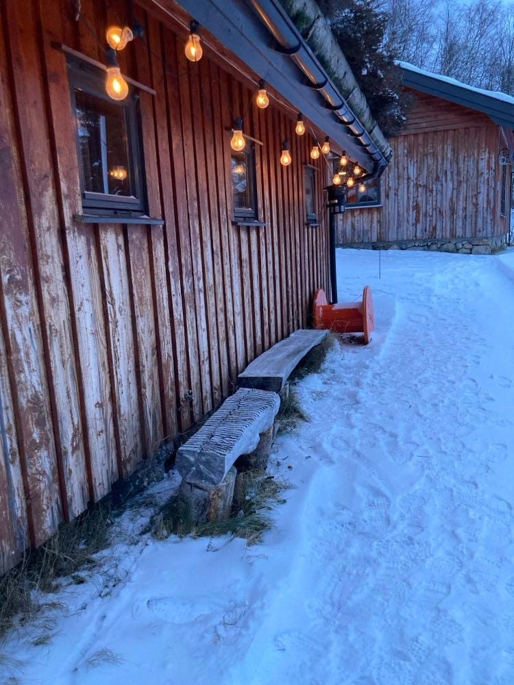 Sitteplass utenfor anneks Galleribilde