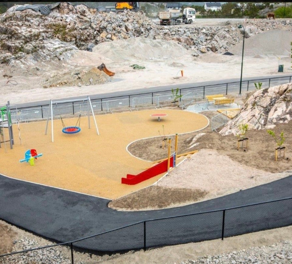 Lekepark ved siden av huset Galleribilde