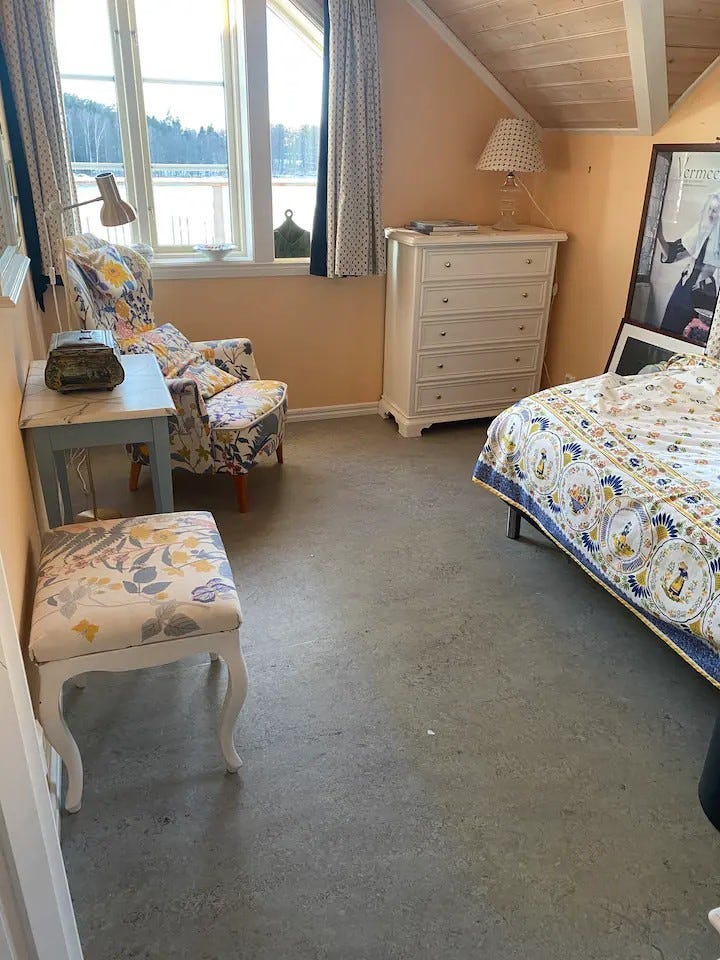 soverom tre med kommode og stol Galleribilde