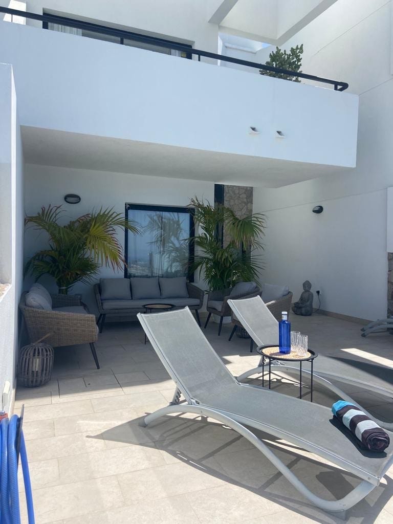 Terrasse med havutsikt og oppvarmet basseng Galleribilde