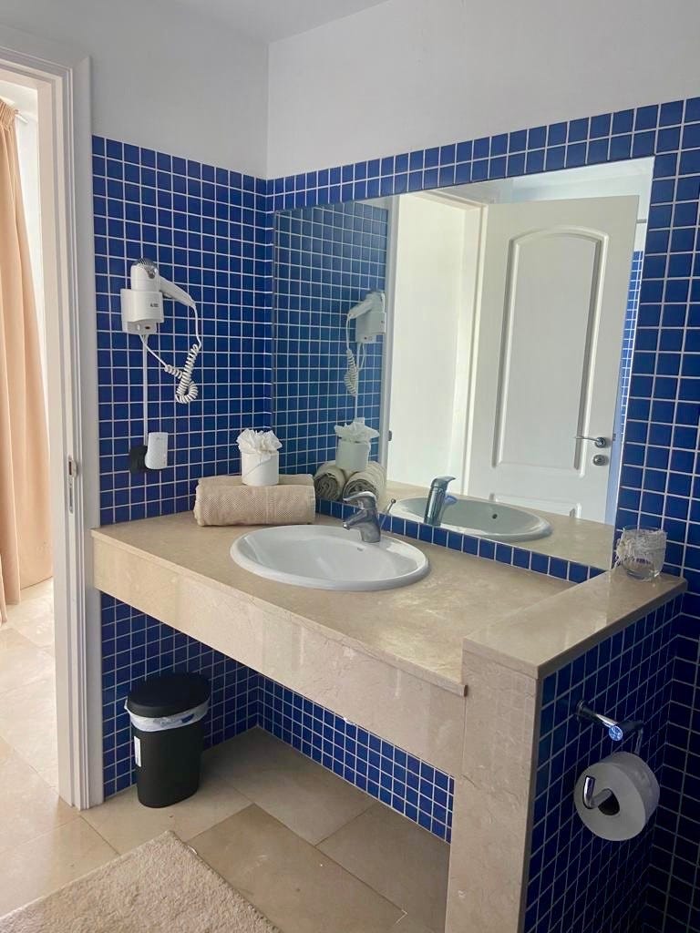 Badeværelse 3 med egen indgang via soverum 1. Med egen badekar. Galleribilde