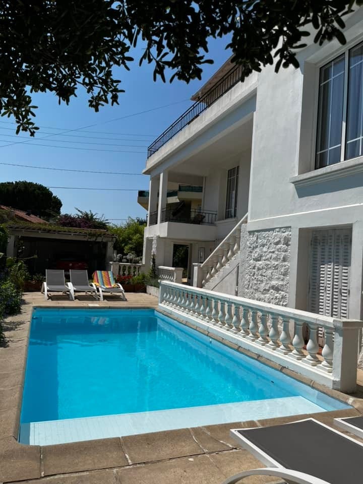 4 av soverommene har direkte utgang til basseng Galleribilde