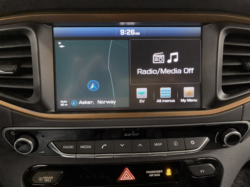 Det er DAB radio og Bluetooth i bilen