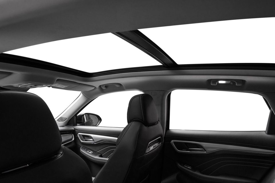 Panorama glasstak med mulighet for åpning gjør bilen lys, luftig og gir den 