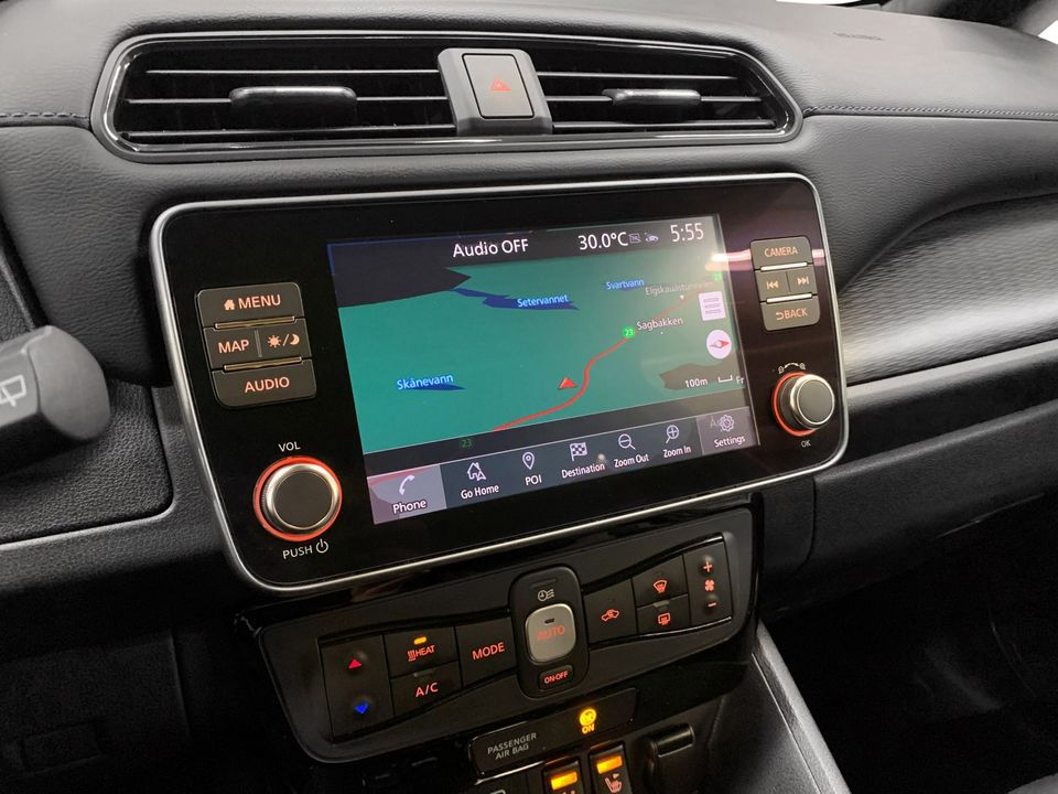 Bilen har innebygd navigasjonssystem, DAB radio, bluetooth, USB og AUX.
