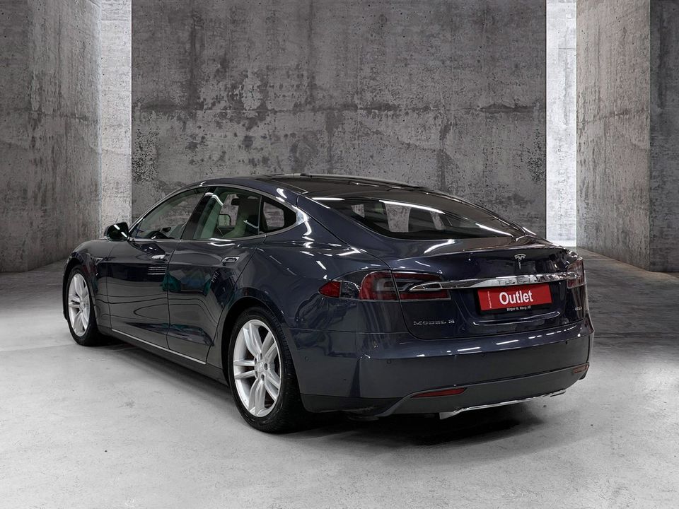 Tesla Model S er en bil med sportslige egenskaper, og fra sin tid en noe anerledes drivlinje enn hva man var vant med.