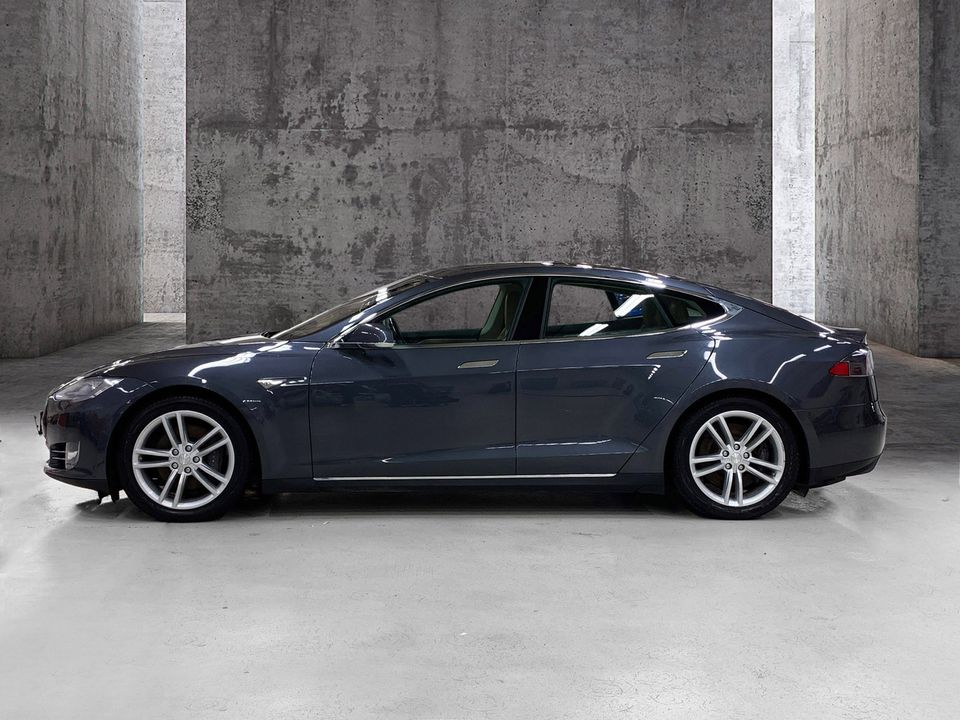 Her får du en 2015 Tesla Model S, denne i 85D utgave som kan skilte med blant annet firehjulsdrift utover vanlig 85.