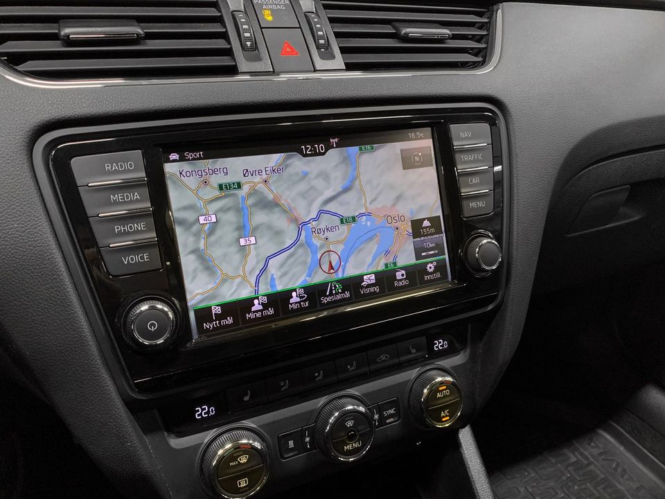 Navigasjon, Bluetooth og Radio er i bilen