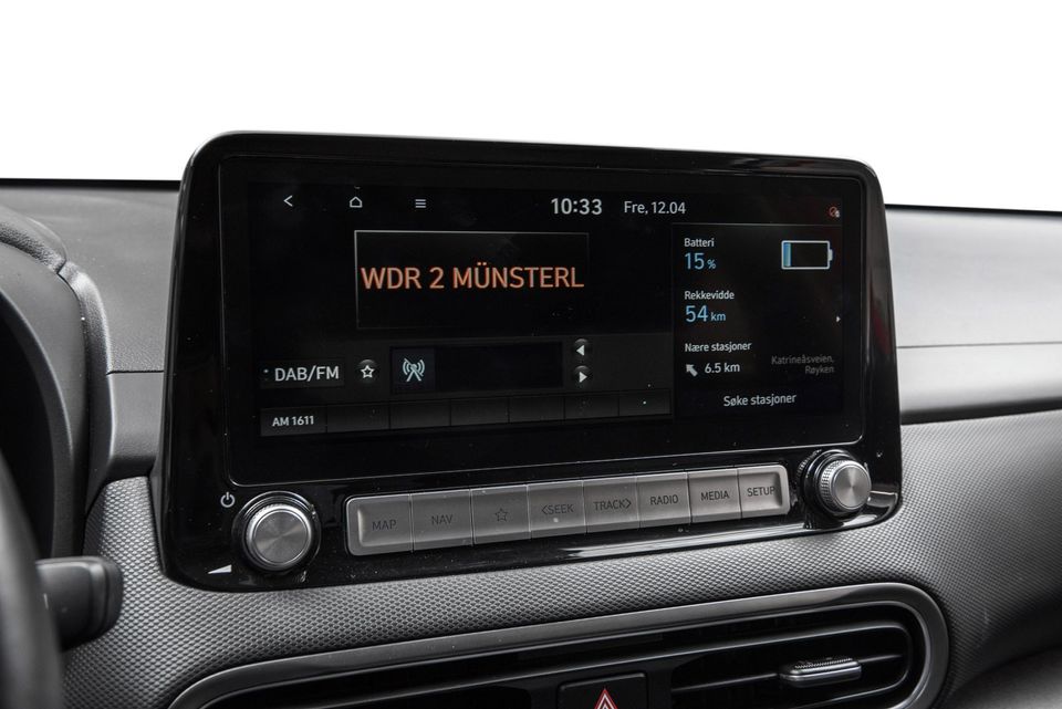 Bilen innehar DAB+, bluetooth og Carplay. Her speiler du telefonen og får alt fra navigasjon, musikkapper og alt mulig rett på skjermen!