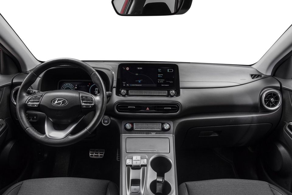Førermiljøet i Hyundai Kona EV oppleves som ryddig og oversiktlig med knappene 