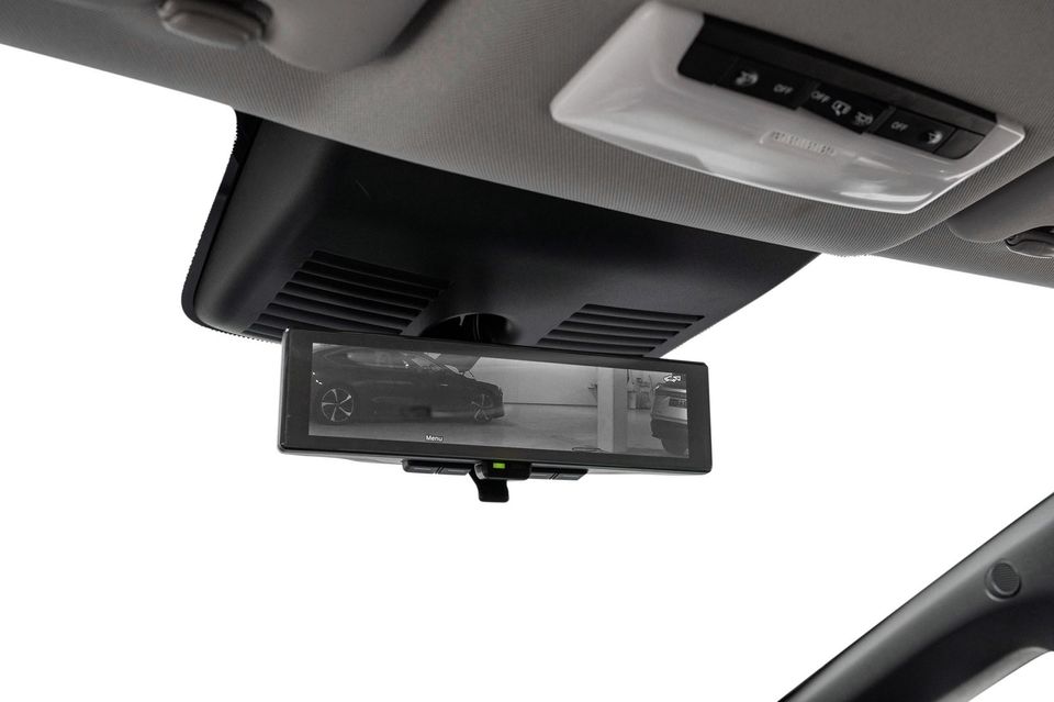 Digitalt speil ved hjelp av en kameralinse trygt plassert i hekken på bilen. Speilet kan også om ønskelig brukes på vanlig måte