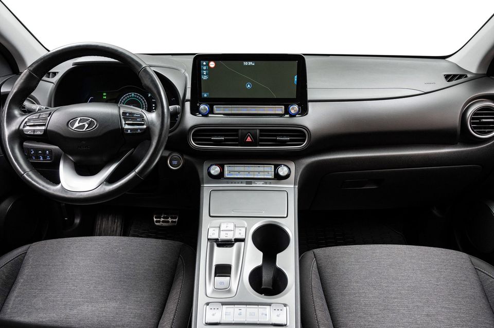 Førermiljøet i Hyundai Kona EV oppleves som ryddig og oversiktlig med knappene 