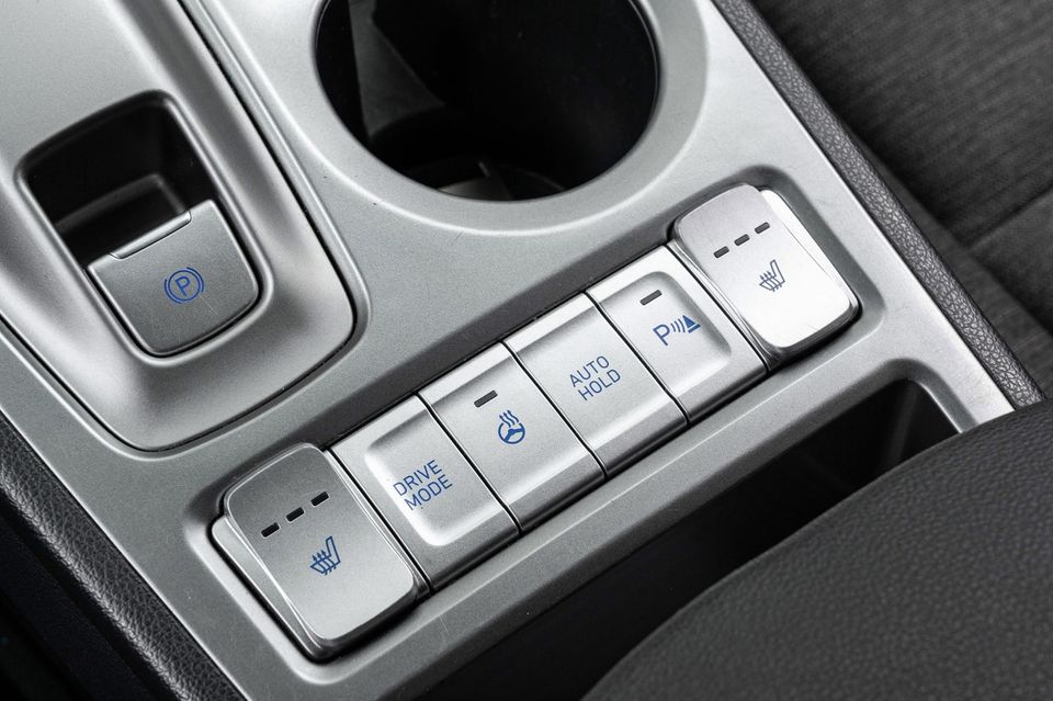 Her kan du enkelt styre kjøremodus og i tillegg varme og køling i setene + varme i ratte