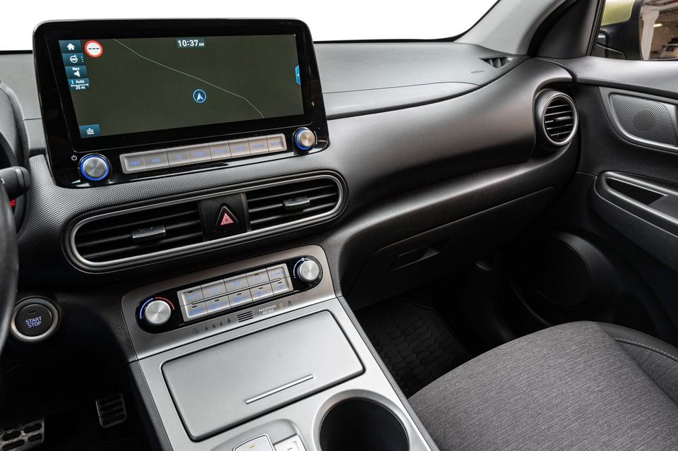 Med appen Hyundai Bluelink kan du enkelt forhåndsvarme bilen samt sjekke ladestatus mm. rett fra smarttelefonen din!