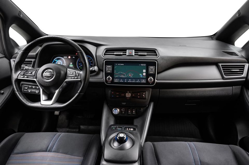 Førermiljøet i Nissan Leaf oppleves som ryddig og oversiktlig med knappene 