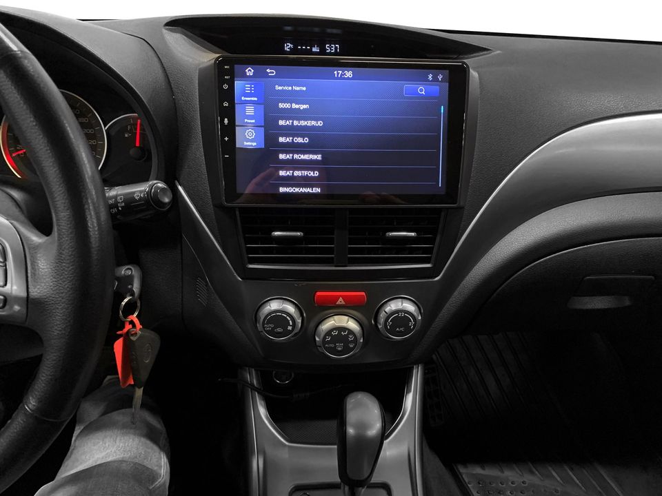 Her har du en moderne skjerm som både kan spille DAB radio men ikke minst også Apple Carplay og Android Auto.