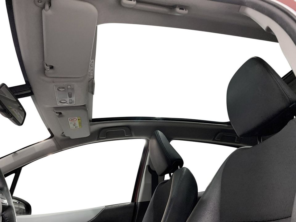 Stort panorama glasstak som gir et hyggelig miljø i bilen.