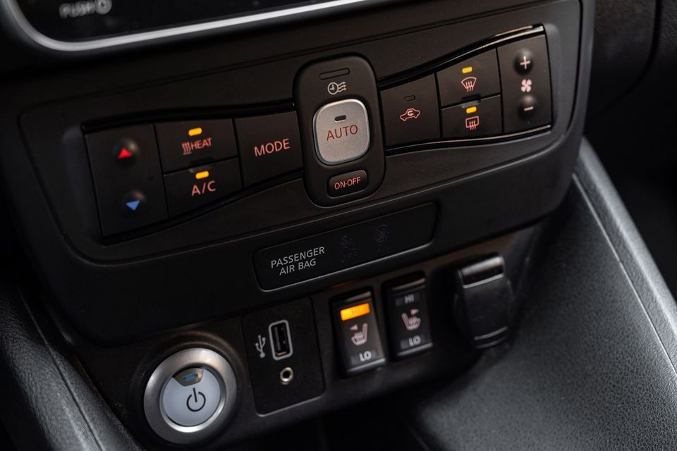 Klimaanlegg / varme i setene / 12V uttak og USB tilkobling for Apple CarPlay / Android Auto