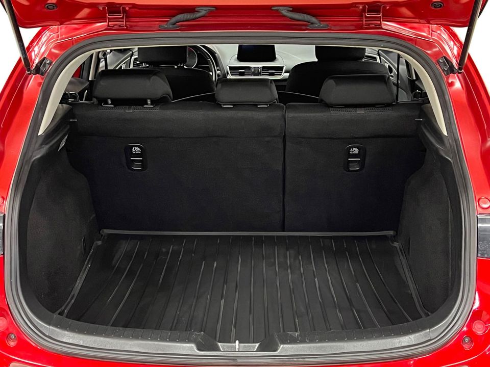 Med den praktiske størrelsen på bilen får du noe redusert bagasjerom, men setene kan felles for mer lagring!