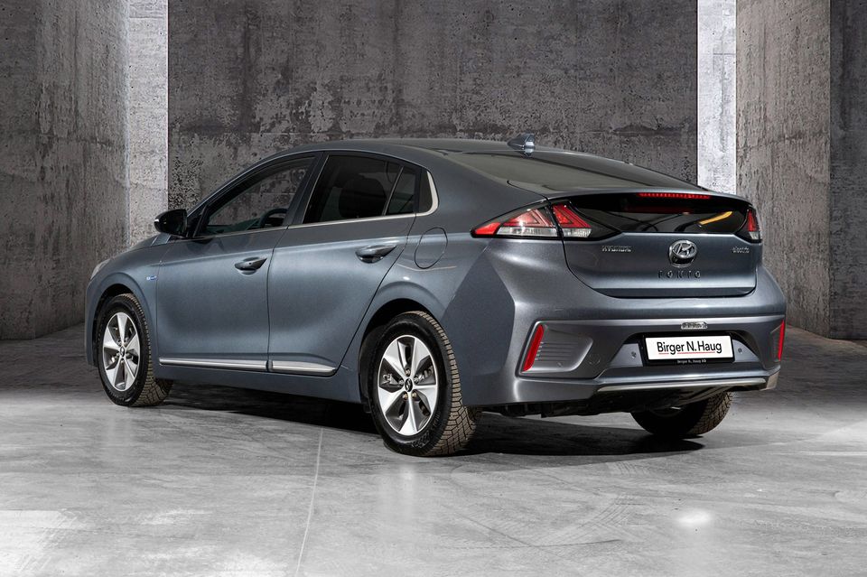 Ta kontakt med Lasse Lyngstad på  91350791 / ll@bnh.no /  Leveringsklar Hyundai Ioniq EV Teknikk 2020 modell - Garanti er 5-år & fri km