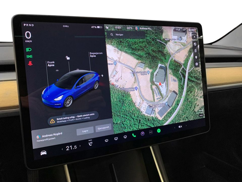 Tesla bruker google maps og her har du full oversikt over trafikkinfo og hvor du skal.