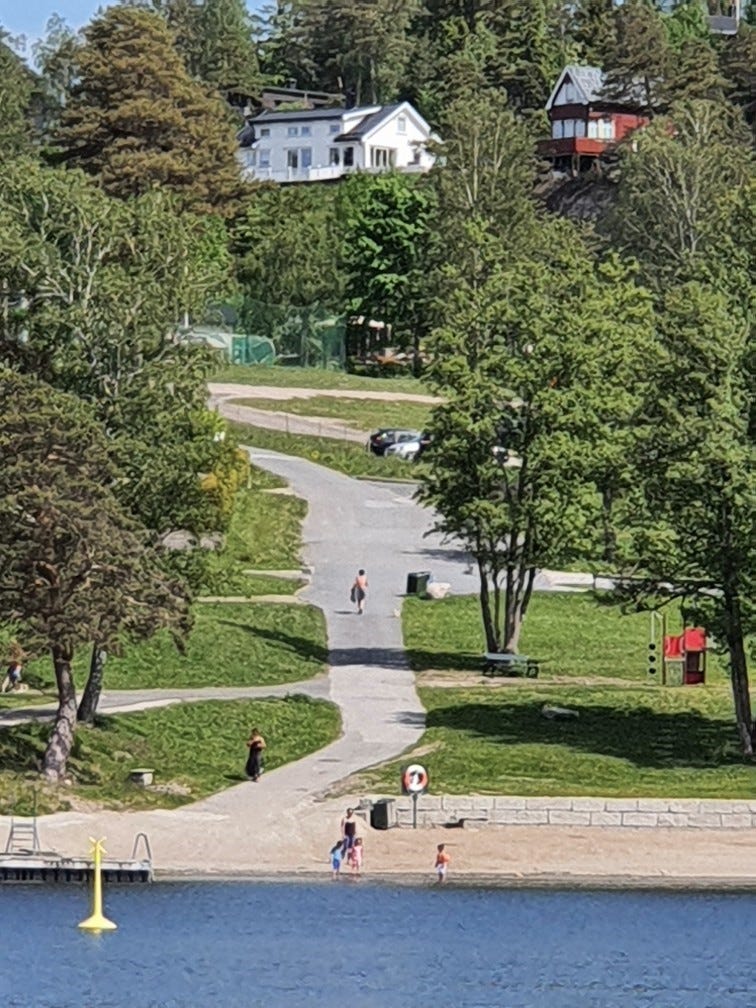 Hytta sett fra stranden Galleribilde