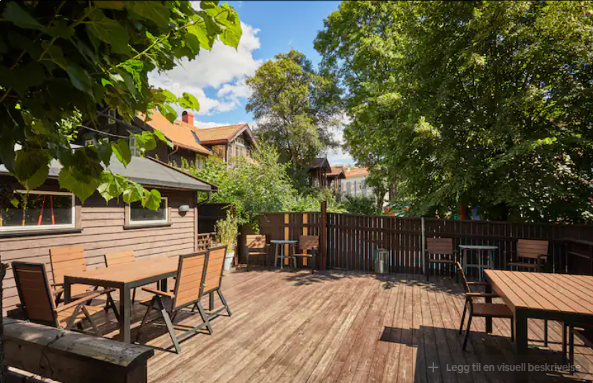 Flott terrasse i bakgården med grill som du kan bruke fritt Galleribilde